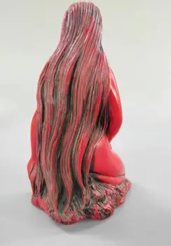Kinijos imituoti raudonos, koralų nuoga moters statula