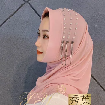 Musulmonų moterims paruoštas dėvėti mados galvos apsiaustas hijabs