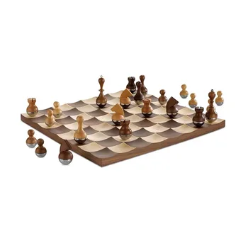 Vinguriuoti Šachmatų Riešutmedžio Medienos, Su Nerūdijančio Plieno Pagrindo Prabanga Šachmatų Stalo Žaidimas