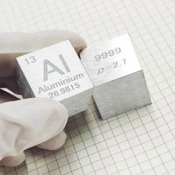 Aliuminio metalo periodinės lentelės Kubo Šonų ilgis yra vienas colių (25.4 mm) ir svoris yra apie 44.3 g 99.99%