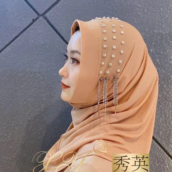 Musulmonų moterims paruoštas dėvėti mados galvos apsiaustas hijabs