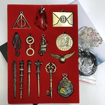 Poteris Magic stick karoliai Slytherin Ravenclaw Mokyklos Simboliu Metalo Ženklelis Sagė dėžutėje supakuoti Kostiumo Aksesuaras Papuošalas Dovanų