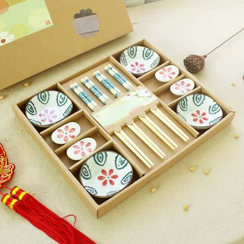 Japonijos susmulkinti suši patiekalas stalo dovanų dėžutėje nustatyti susmulkinti gėlių rankoje-dažytos lazdelės, prieskoniai patiekalas lazdelės stovo